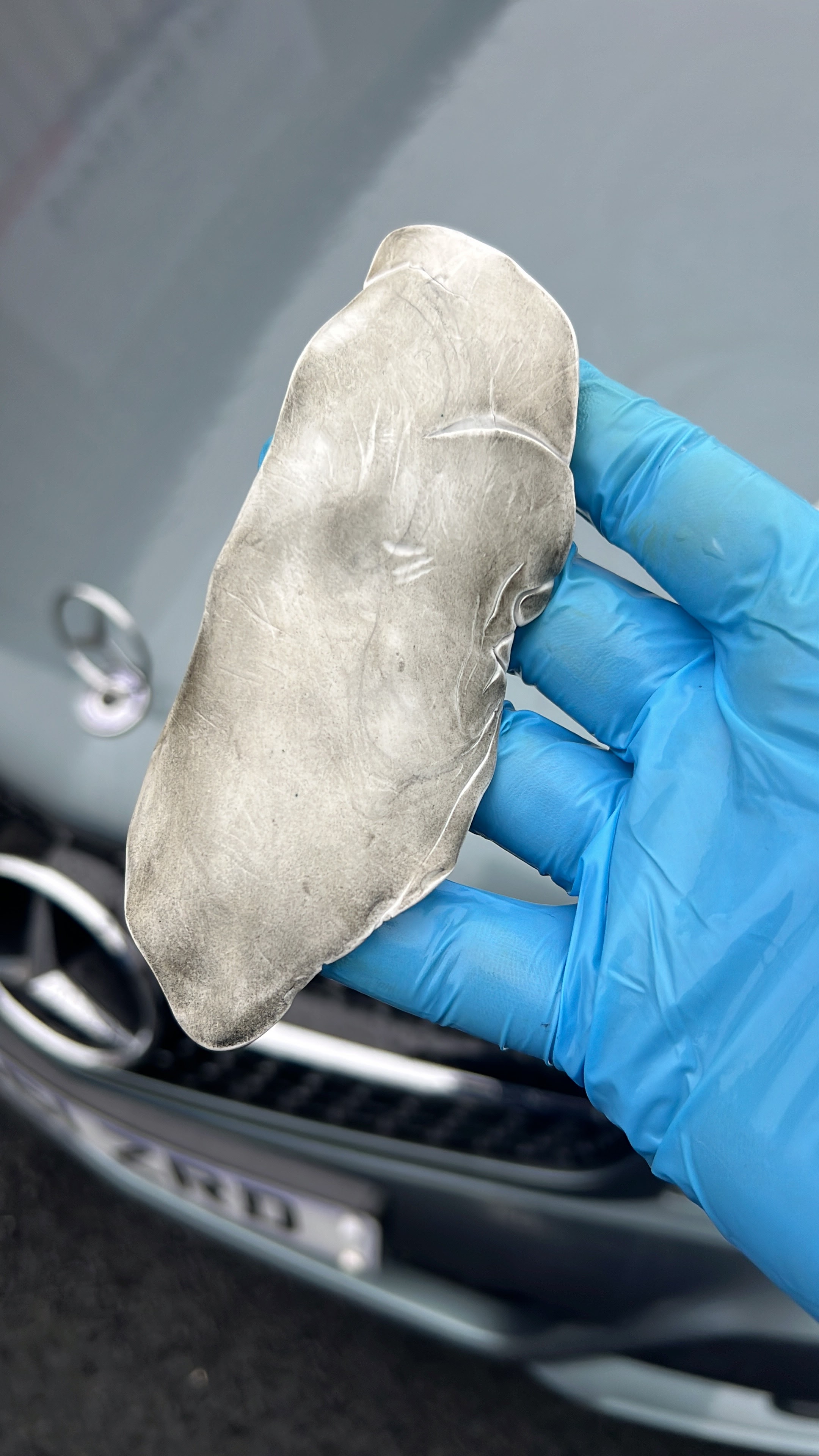Argilă clay bar plină de contaminanți după decontaminarea lacului auto