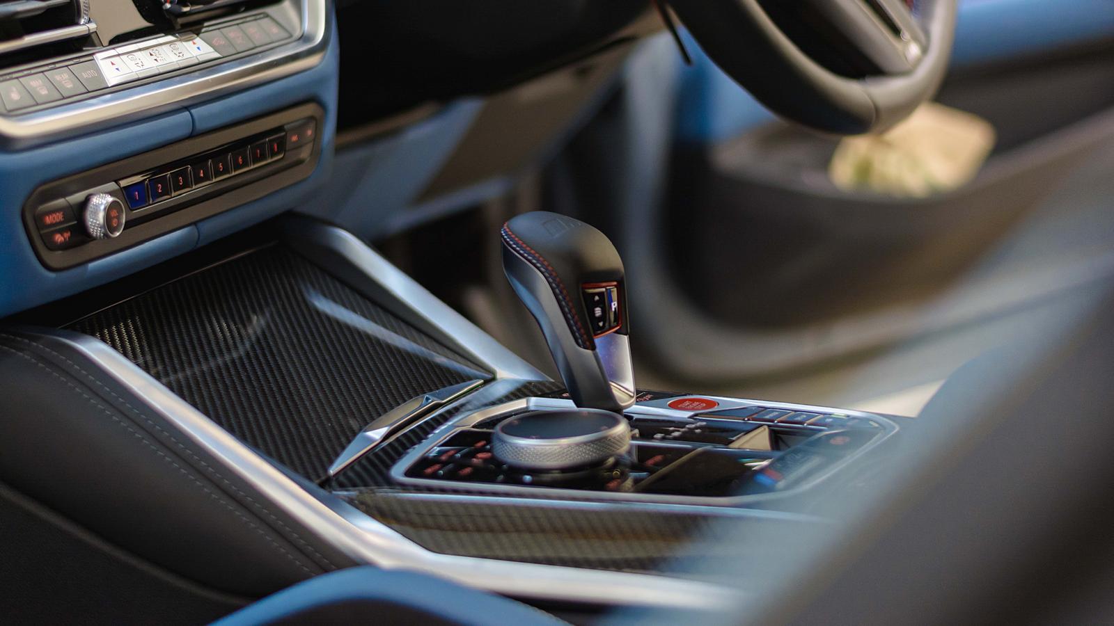 Interior auto premium curat după detailing complet - consolă centrală carbon și schimbător BMW M la Improve Details Oradea