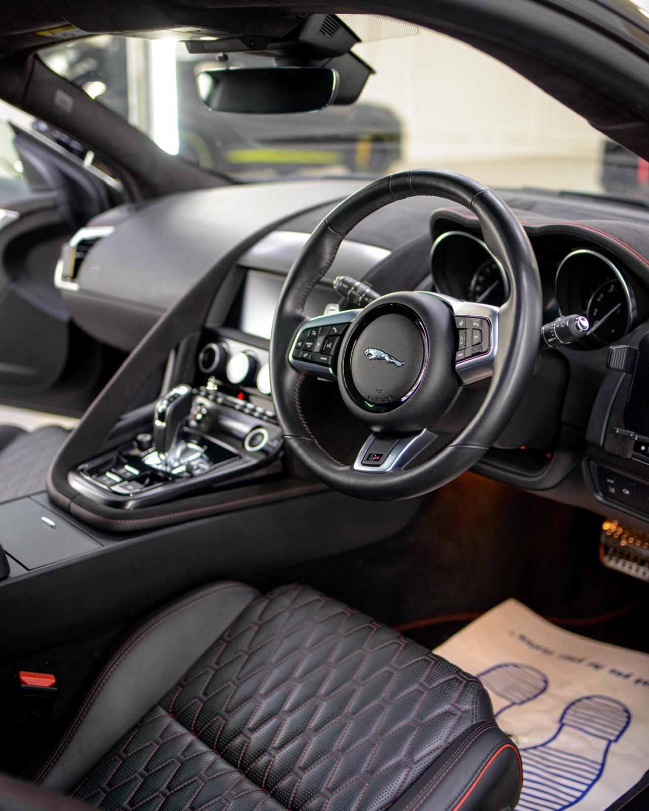 Curățare tapițerie auto cu extracție umedă în atelierul Improve Details Oradea