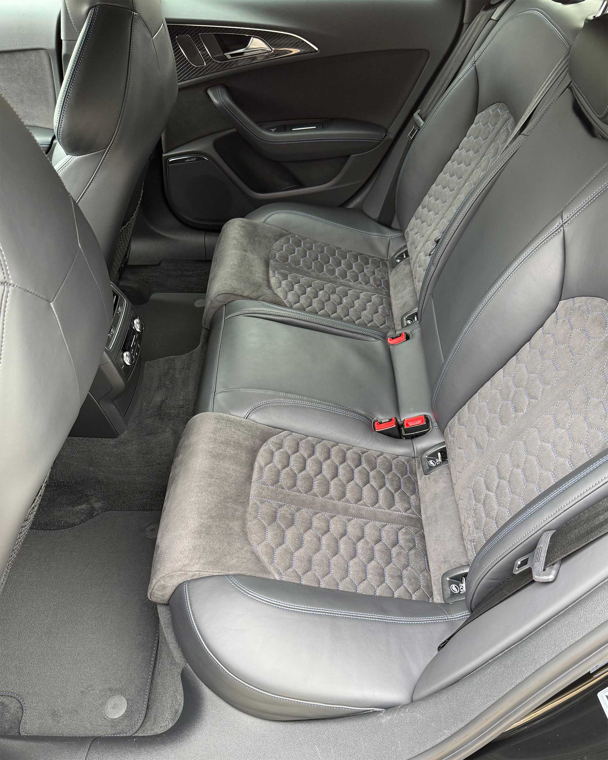 Aceeași banchetă spate după detailing interior complet - tapițerie curată și podea vacuumată