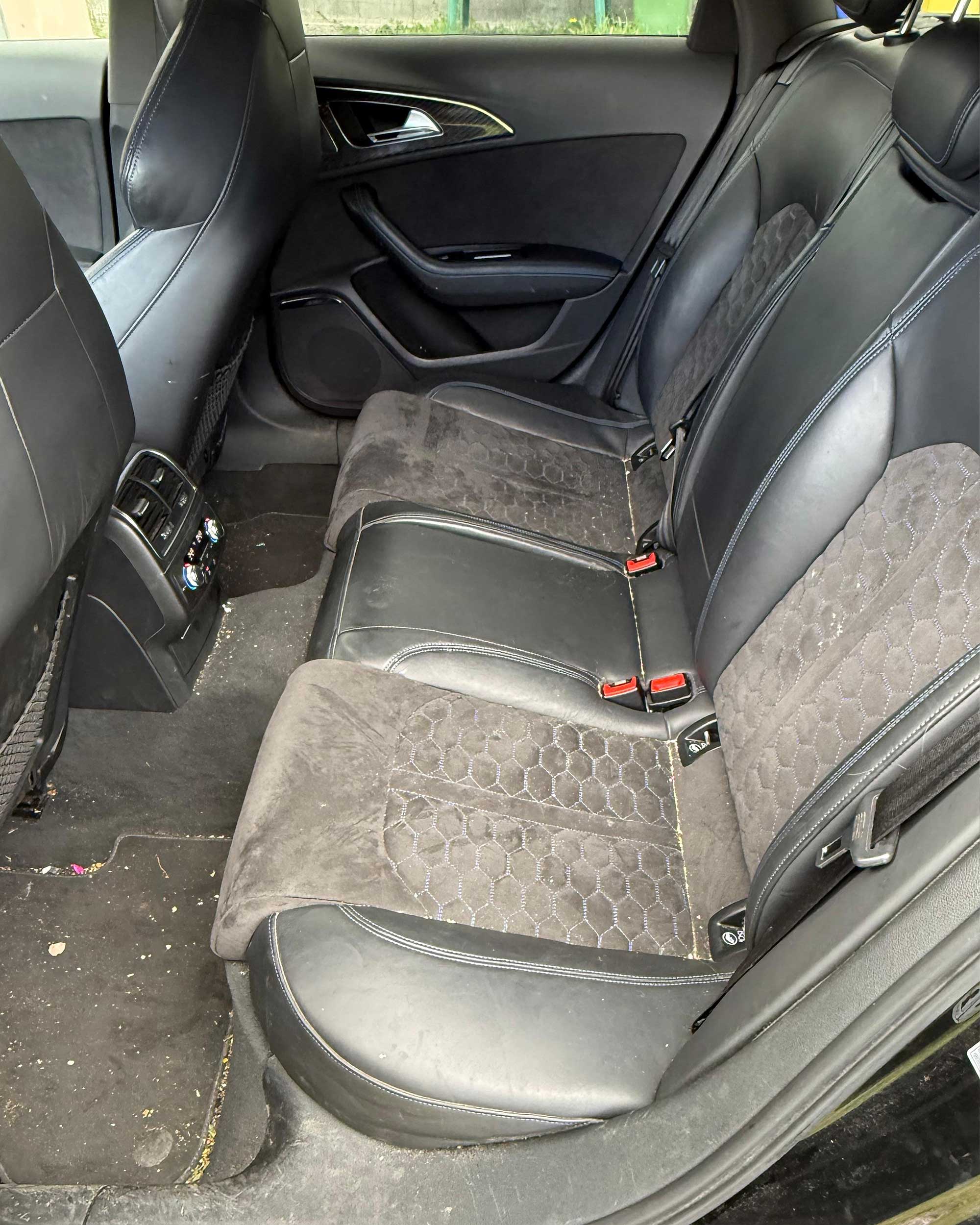 Bancheta spate Audi cu murdărie acumulată și debriș pe podea, înainte de detailing interior